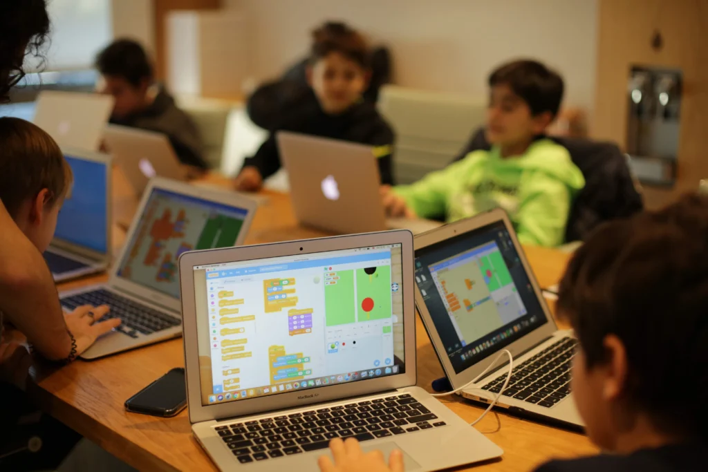 Workshop Coding untuk Anak Usia 7-12 Tahun Menggunakan Game Edukasi Lokal